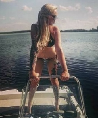 Я обладаю нежными руками и умелым языком, который способен доставить тебе бесконечное удовольствие. Мои услуги включают классический массаж, эротический массаж, а также интимные утехи. Я открыта для экспериментов и готова исполнить твои самые потаенные желания. Встречи со мной – это всегда дискретно и конфиденциально. Живу в Москве и с удовольствием встречусь с тобой в любом удобном месте в Москве. Убедись в этом, посмотрев мои фотографии. Мои предыдущие клиенты всегда остаются довольными и возвращаются ко мне снова и снова. Так что не теряй время и позвони мне прямо сейчас, чтобы насладиться поистине незабываемым опытом с самой изысканной проституткой Москвы! 😉💋 Екатерина
